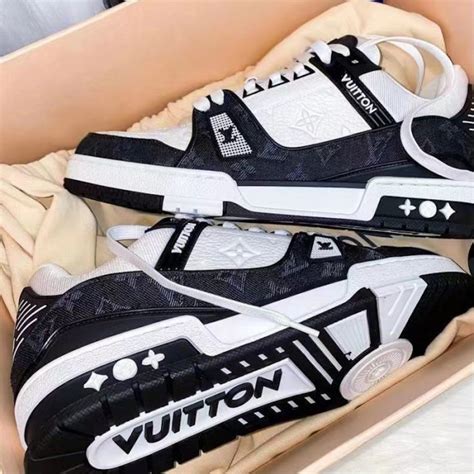 lv trainers sneakers black.